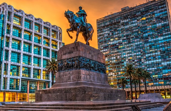 A stunning photo of Plaza Independencia a historic square in Montevideo Uruguay at dusk